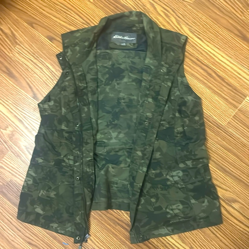 Eddie Bauer extra large camouflage sleeveless vest perfect for the spring